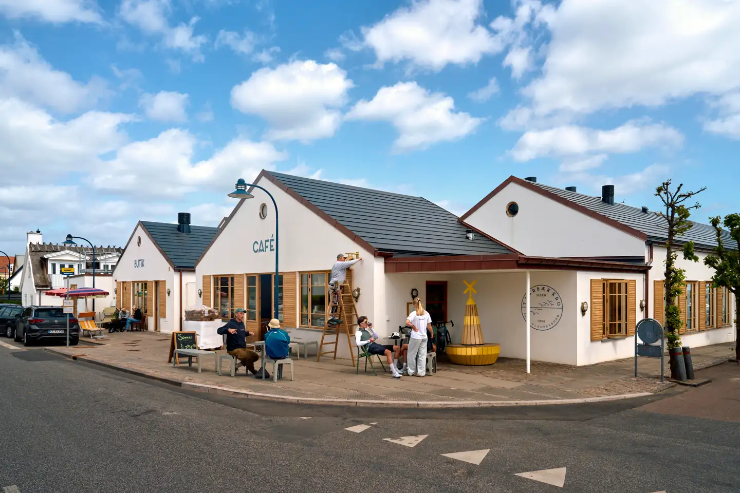 Ombygningen af Taarbæk Kro nord for København har været en udfordring for Mærsk-arvingen Charlotte Mærsk Mc-Kinney. Her ses caféen ud mod vejen. Bagved ligger restauranten med udsigt over vandet.