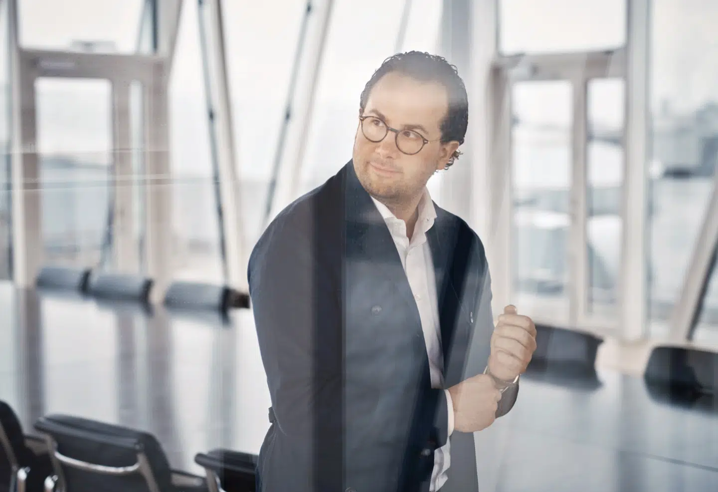 Hos Saxo Bank ser man, at mange danskere har en enorm overvægt af danske aktier. Og det kommer med en risiko, påpeger investeringsstrateg Oskar Bernhardtsen.