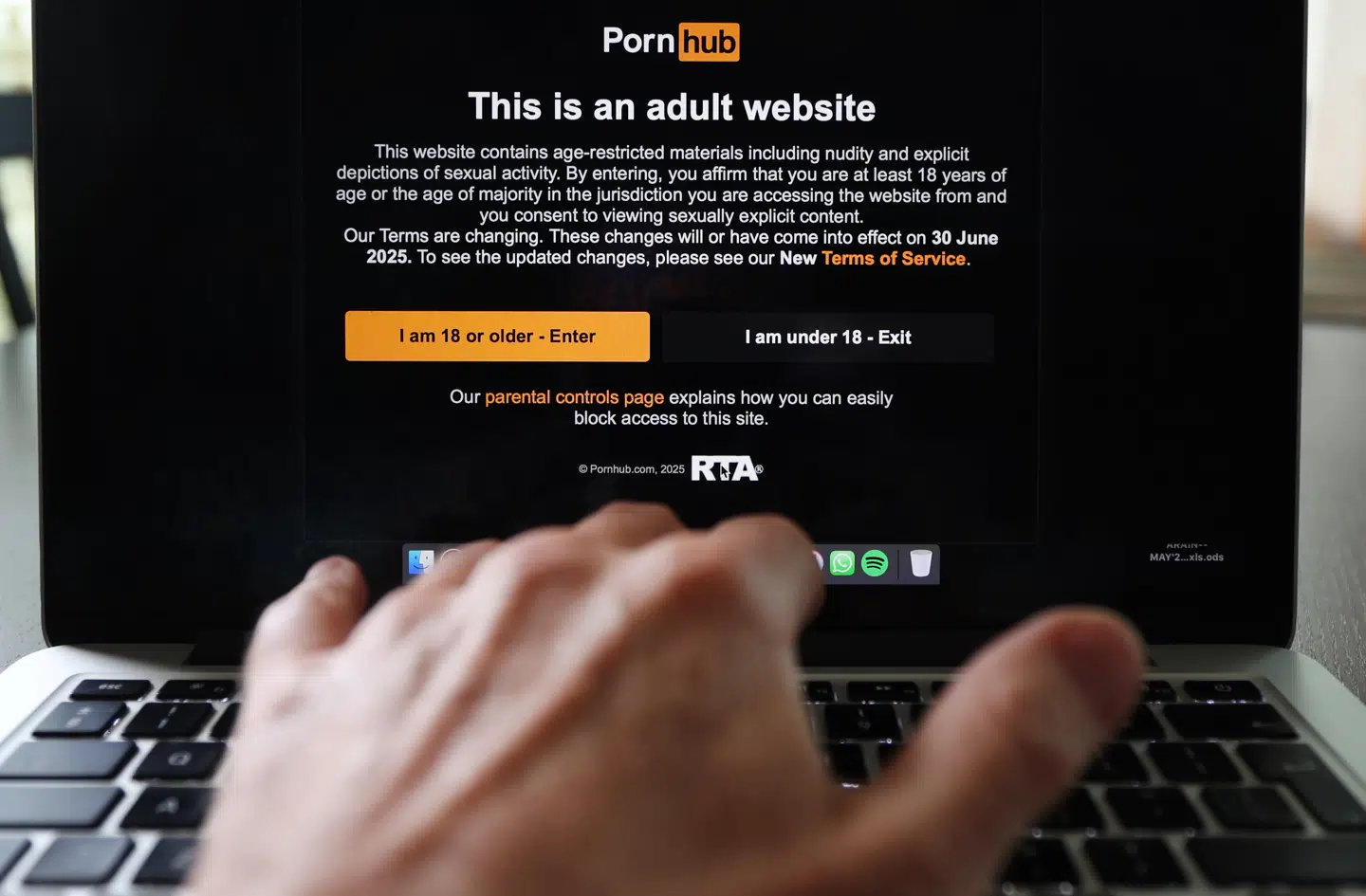 Storbritannien indførte i juli alderskontrol på pornosider. Pornhub (billedet) har mistet 77 procent af besøgstrafikken. En anden pornoudbyder, AVS Group, har nu fået den hidtil største bøde for manglende kontrol.