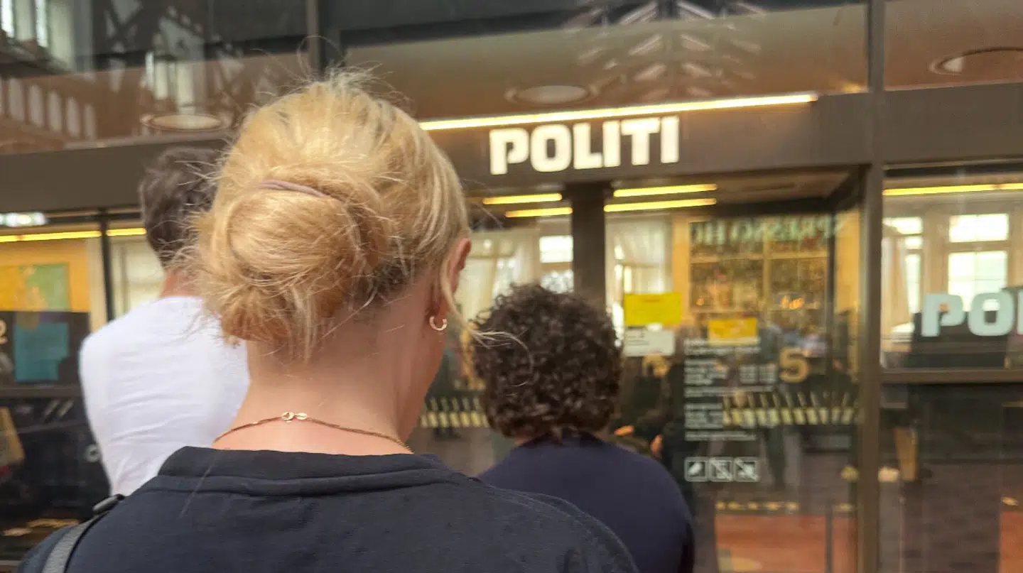 Sandie Ring ses foran politistationen på Hovedbanegården for at anmelde de trusler, som hun har modtaget af vrede dyreaktivister.