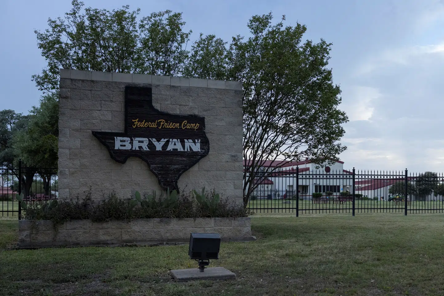 Ghislaine Maxwell er blevet overført til et kvindefængsel i delstaten Texas. Her skal hun afsone sin straf sammen med 650 andre kvinder.