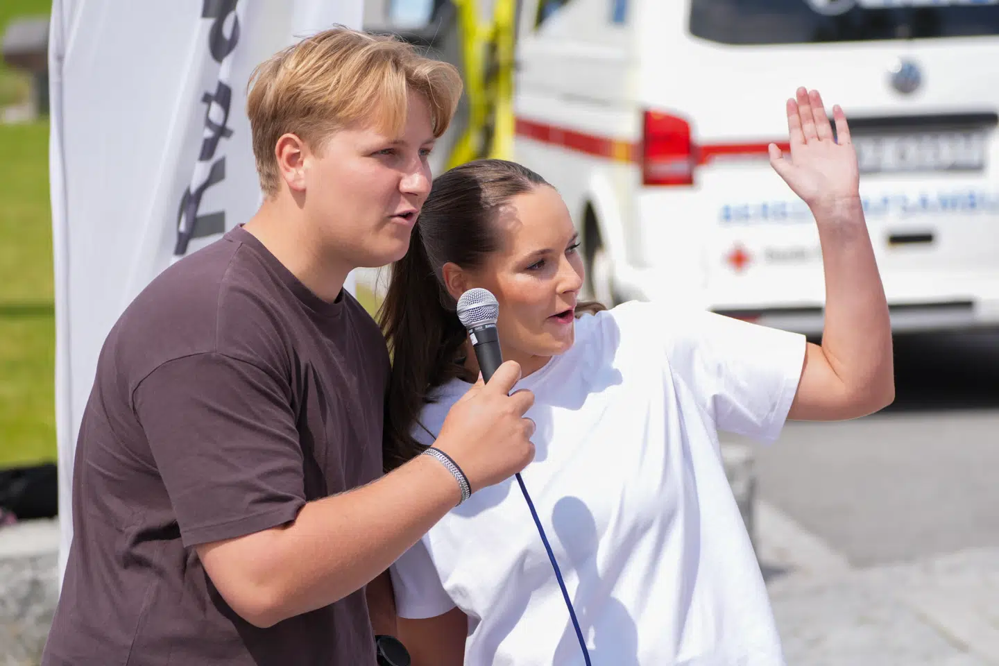 Prins Sverre Magnus har et nært forhold til sin storesøster, der en dag skal overtage tronen fra deres forældre kronprinsparret. Prinsesse Ingrid-Alexandra studerer dog for tiden i Australien.