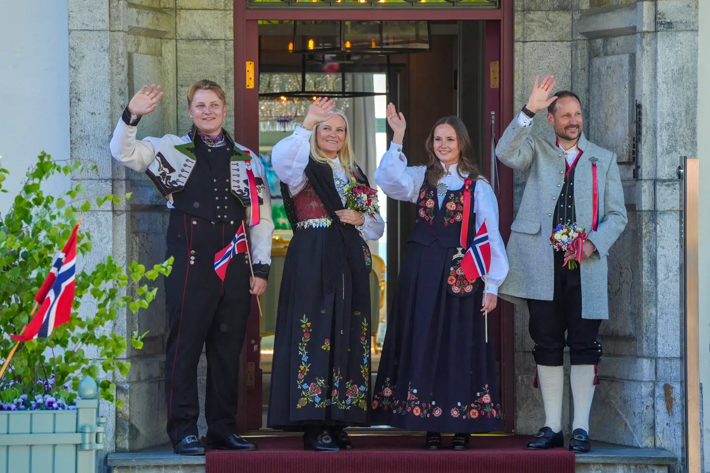 Prins Sverre Magnus er den tredje i rækken til den norske trone. Han er lillebror til prinsesse Ingrid Alexandra, som er den førstefødte af den kommende konge, kronprins Haakon og kronprinsesse Mette-Marit.