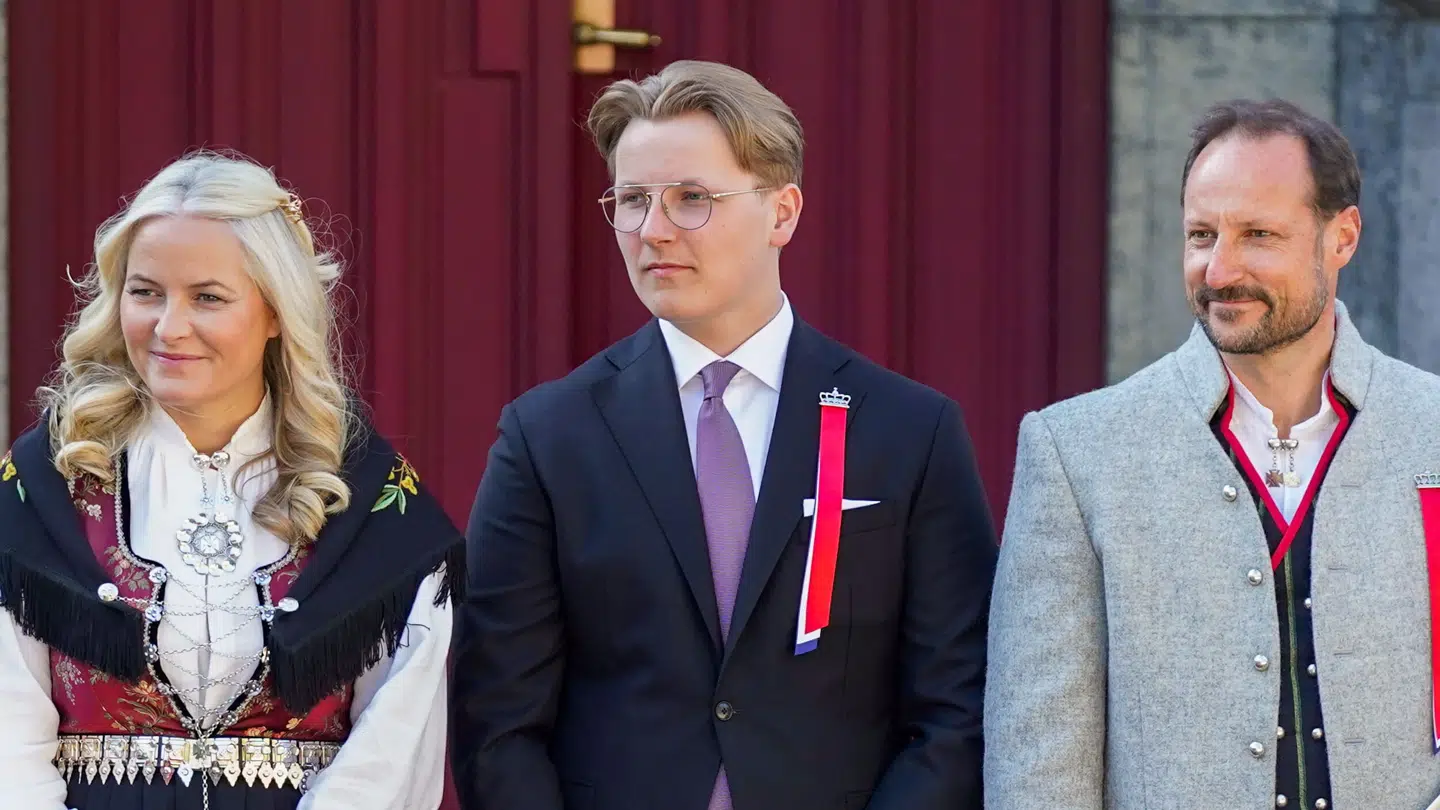 Prins Sverre Magnus er den tredje i rækken til den norske trone. Han er lillebror til prinsesse Ingrid Alexandra, som er den førstefødte af den kommende konge, kronprins Haakon og kronprinsesse Mette-Marit.