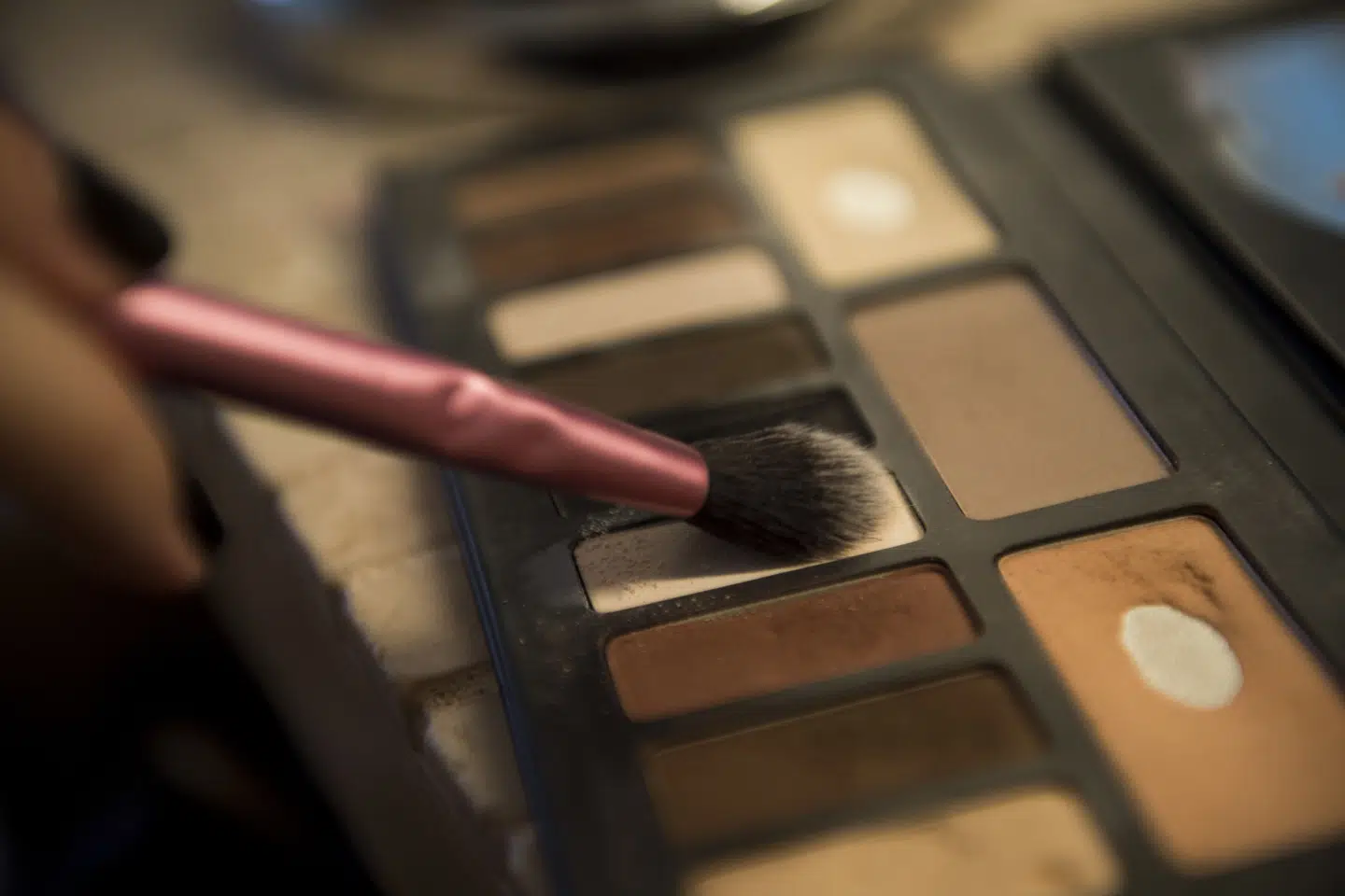 Hudpleje er den kategori, danskerne køber mest af. Hårpleje og makeup følger lige efter. (Arkivfoto).