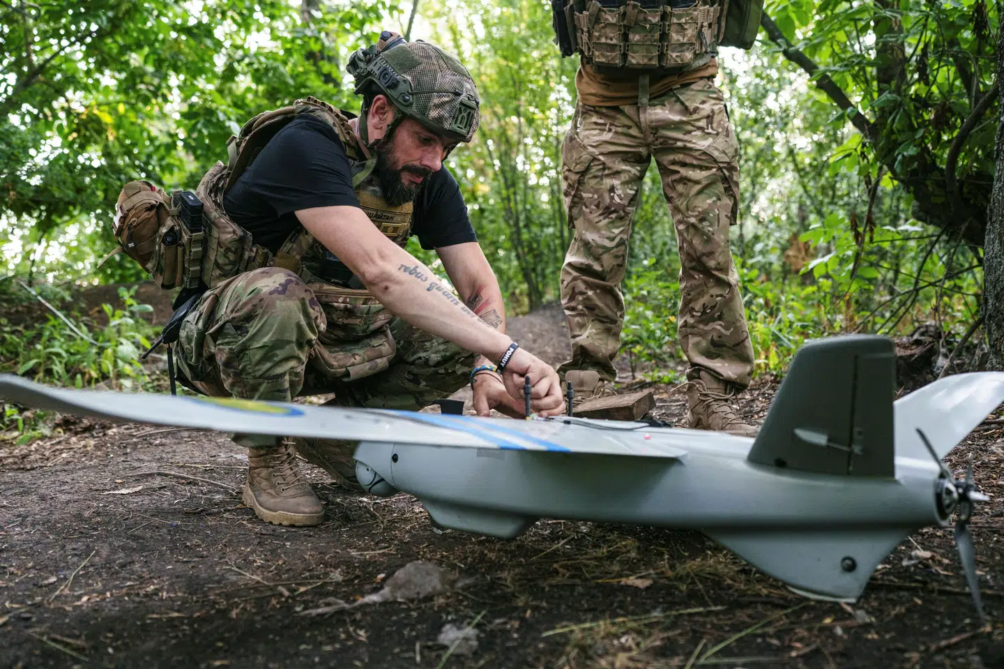 Ukrainske soldater med en af de droner, der spiller en stor rolle i krigen mod de russiske styrker. Ukraines to korruptionsbekæmpende organer har afsløret en korruptionssag vedrørende indkøb af droner og de såkaldte jammere til det ukrainske forsvar. (Arkivfoto)