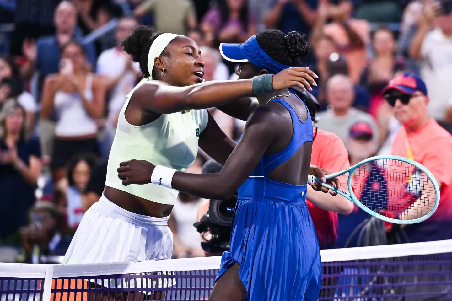 Coco Gauff lykønsker 18-årige Victoria Mboko med sejren, efter at den førsteseedede amerikaner blev slået ud af WTA 1000-turneringen i Montreal.