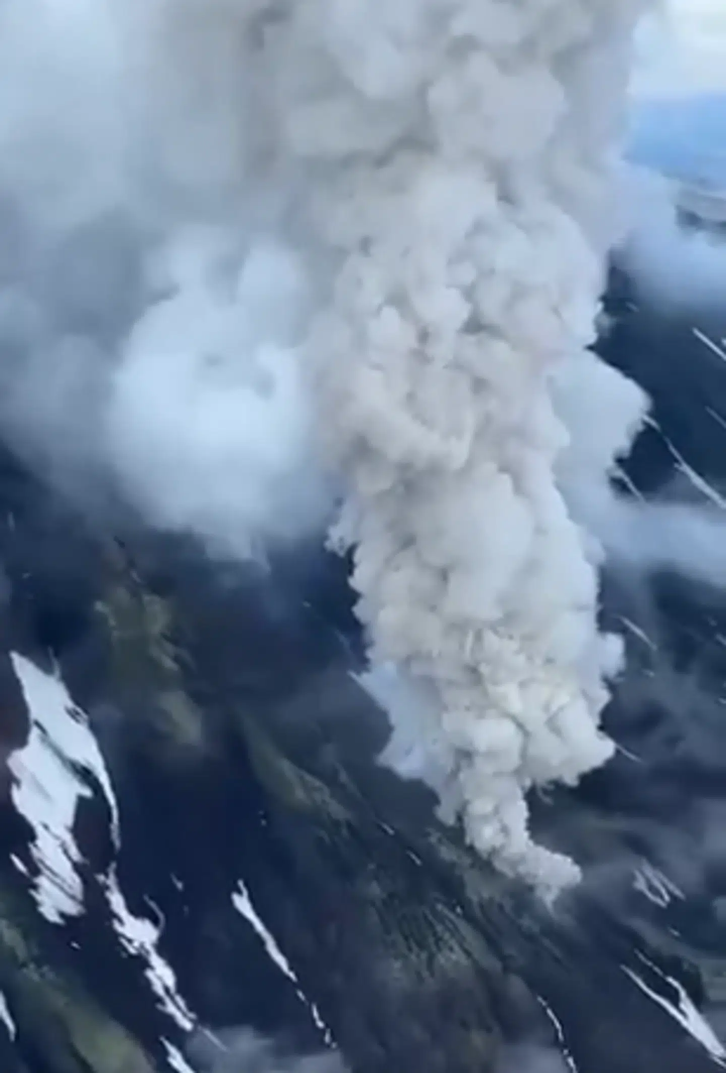 Vulkanen Krasheninnikov på den russiske halvø Kamtjatka er gået i udbrud for første gang i 600 år. Foto: MarioNawfal/X
