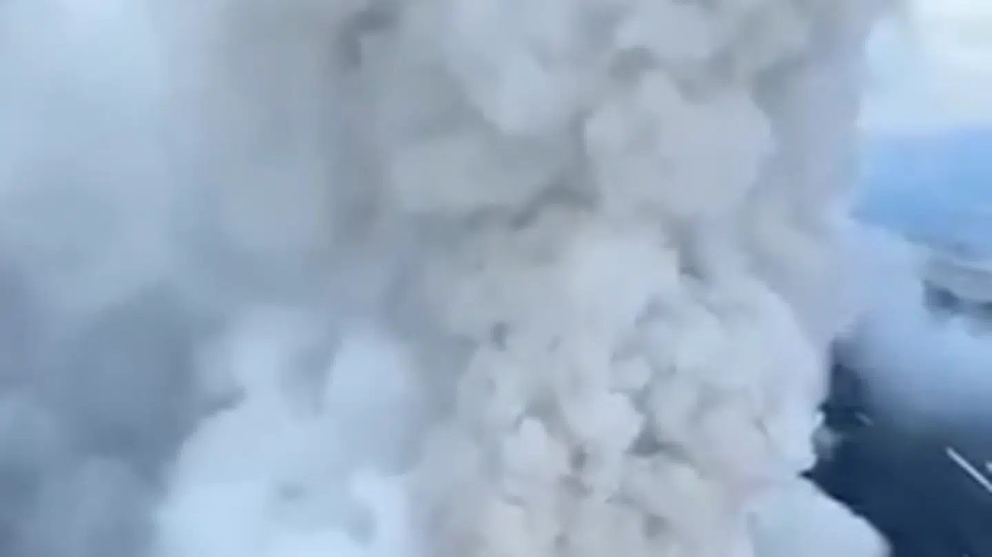 Vulkanen Krasheninnikov på den russiske halvø Kamtjatka er gået i udbrud for første gang i 600 år. Foto: MarioNawfal/X