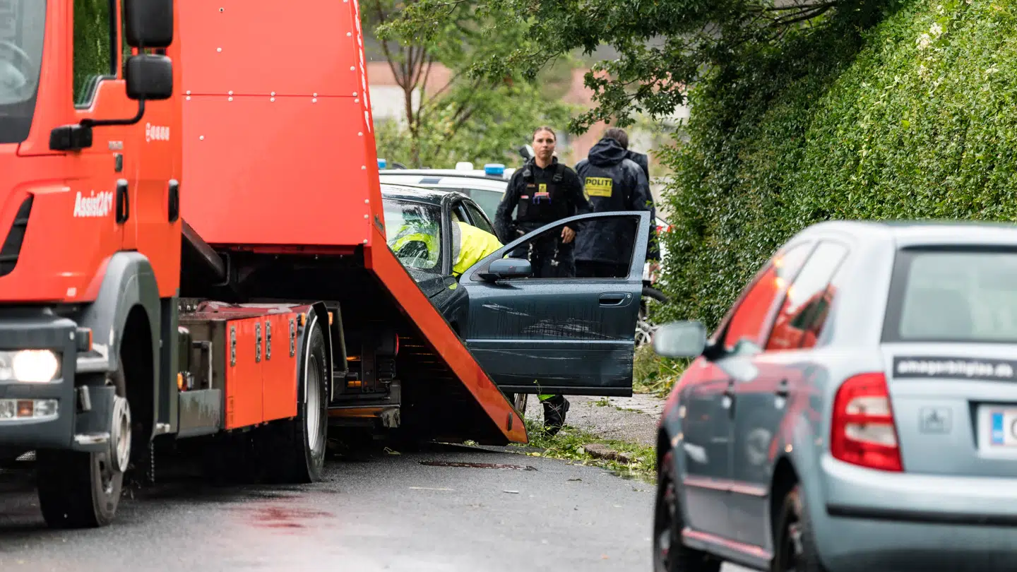 Københavns Politi har affyret skud i forbindelse med en eftersættelse af et køretøj i krydset mellem Fælleddiget og Gårdfæstevej på Amager søndag den 3. august 2025. I forbindelse med undersøgelser af hændelsen er Københavns Politi søndag formiddag til stede omkring Fælleddiget på Amager.