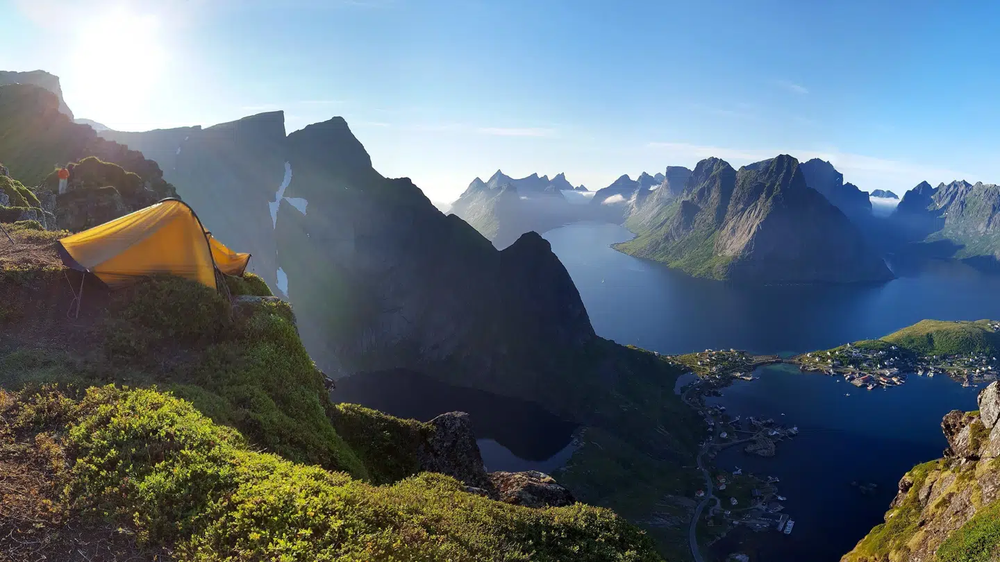 Det 448 meter høje Reinebringen tiltrækker hvert år flere tusinde turister.