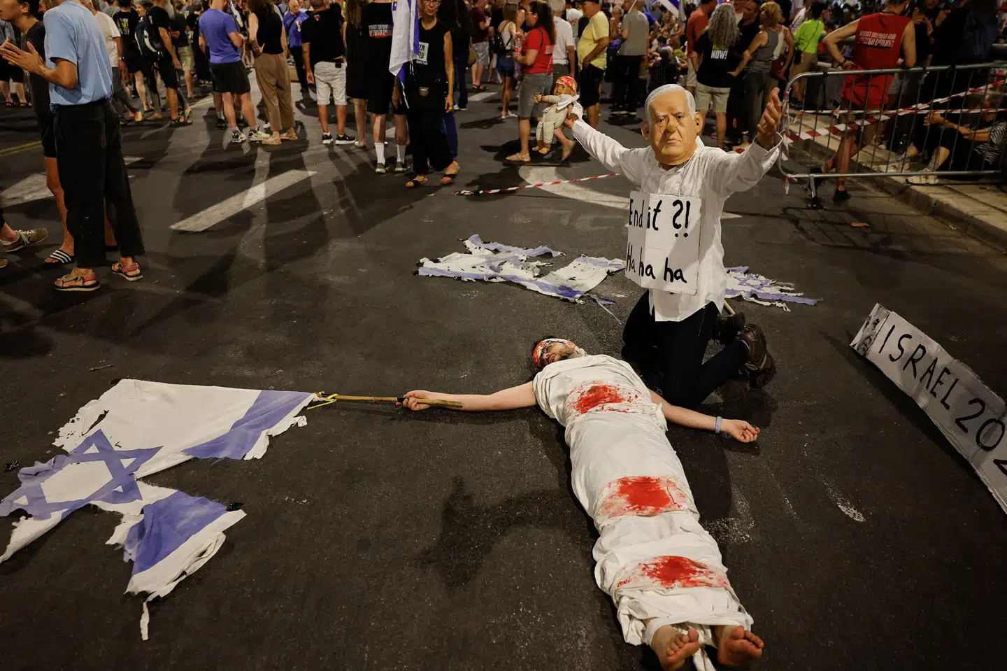 Lørdag aften var der igen demonstrationer mod Israels premierminister, Benjamin Netanyahu, i Tel Aviv. Mange israelere mener ikke, at Netanyahu og hans regering gør nok for at få de 49 resterende gidsler hjem fra Gazastriben. Omkring 22 af dem menes stadig at være i live.