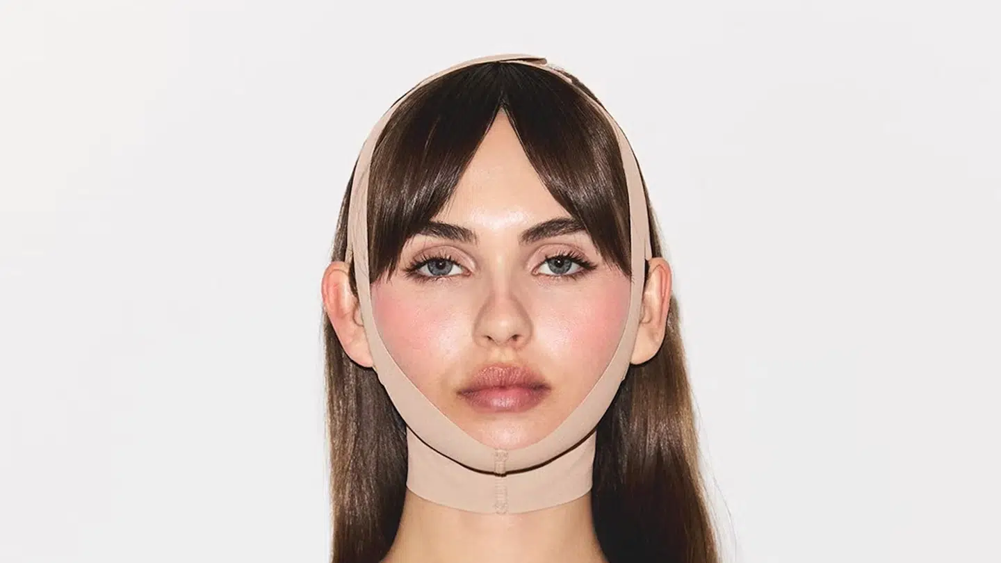 Ansigtsmasken markedsføres med et løfte om at give en skarpere kæbelinje over natten.