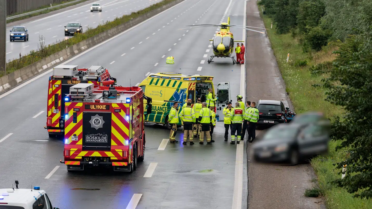 Politiet og redningsfolk var til stede på Holbæk Motorvejen som er spærret efter en soloulykke søndag den 3. august 2025.