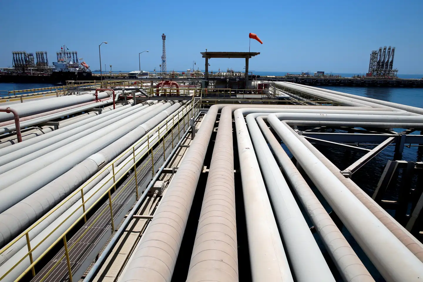 Gennem de seneste mange måneder har olielandene skruet gradvist op for produktionen igen. Det fortsætter ind i september. Her ses Ras Tanura-olieraffinaderiet og -olieterminalen i Saudi-Arabien. Arkivfoto