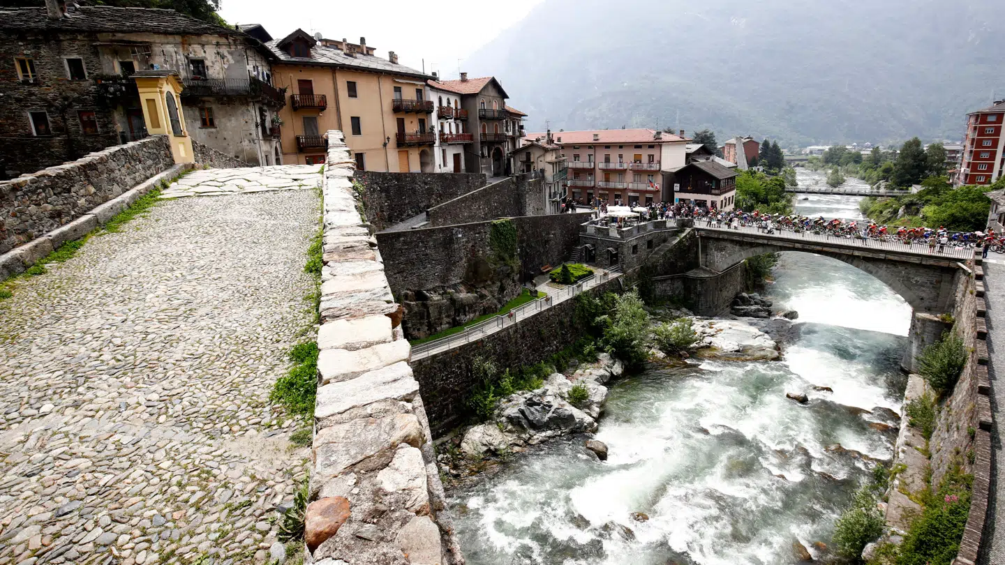 Et forældrepar havde en meget klam oplevelse på et hotelværelse i den italienske bjergby Cervinia. På billedet ses broen ved Pont-Saint-Martin syd for Cervinia.