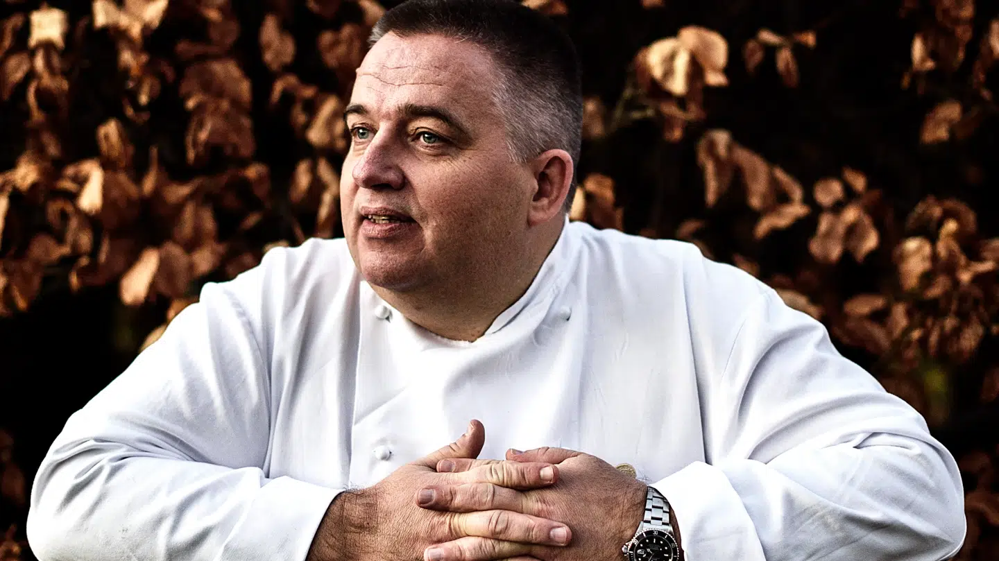 Søllerød Kros legendariske restaurantchef Jan Restorff døde søndag efter længere tids sygdom.