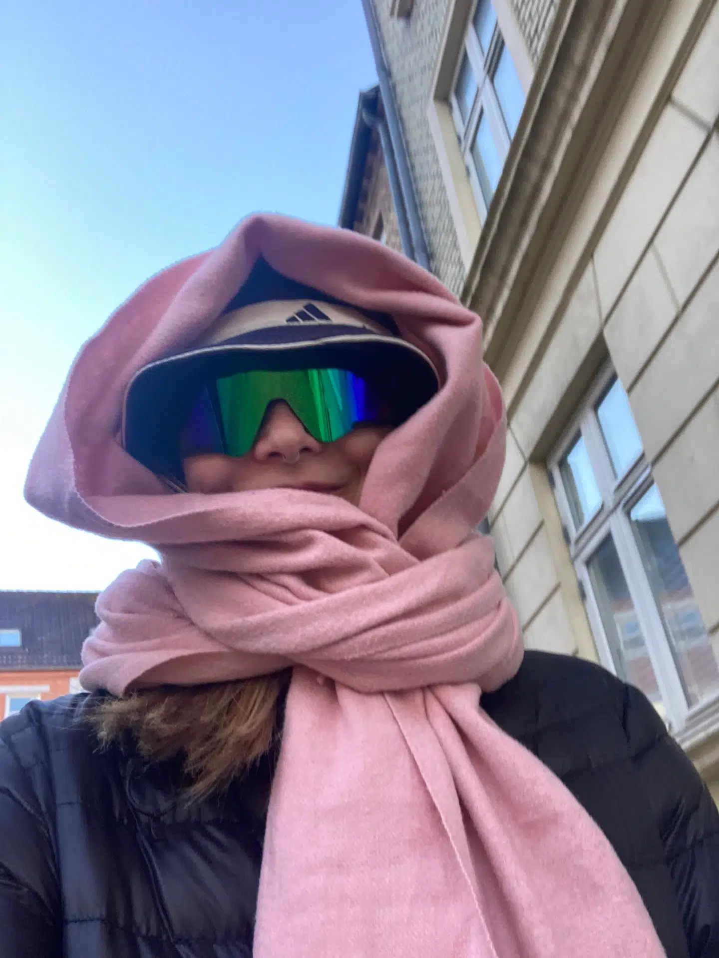 Andrea bevægede sig ikke meget udenfor det første lange stykke tid, men hvis hun gjorde i forbindelse med et lægebesøg eller andet nødvendigt, pakkede hun sig godt ind for at undgå for meget lys og lyde.