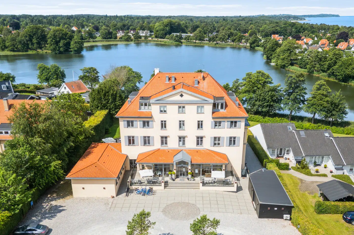 »Alle værelser er individuelt indrettet med omhu, maritime og charmerende detaljer,« skriver de i pressemeddelelsen.