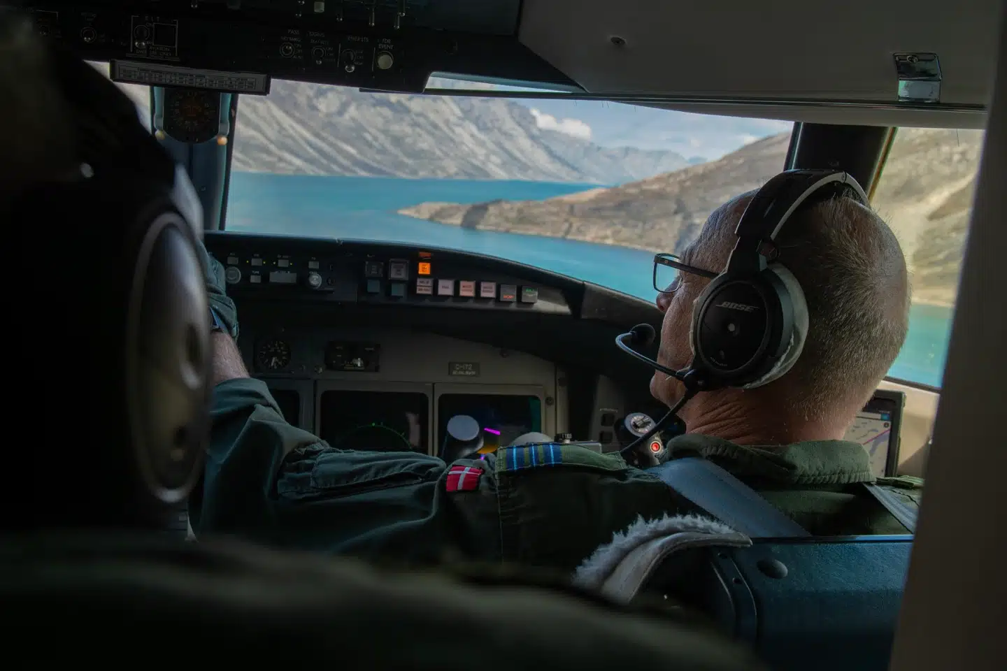 Challengerfly over en grønlandsk fjord. De flyver mange forskellige typer opgaver i Grønland – fra suverænitetshånhævelse til at finde nødstedte fiskere. Men sidste år kunne de ikke komme i luften hver fjerde dag.