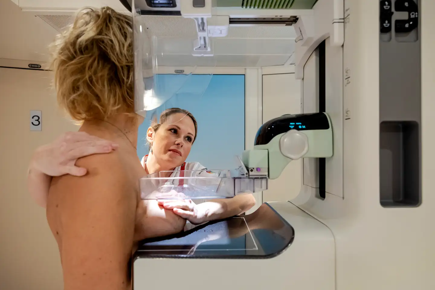 Kvinder med brystkræft vil helst behandles i deres hjemregion. Det er svært at få nogen til at tage til andre egne i Danmark, og behandlingsmulighed på hospitaler i udlandet står ubrugte hen.
