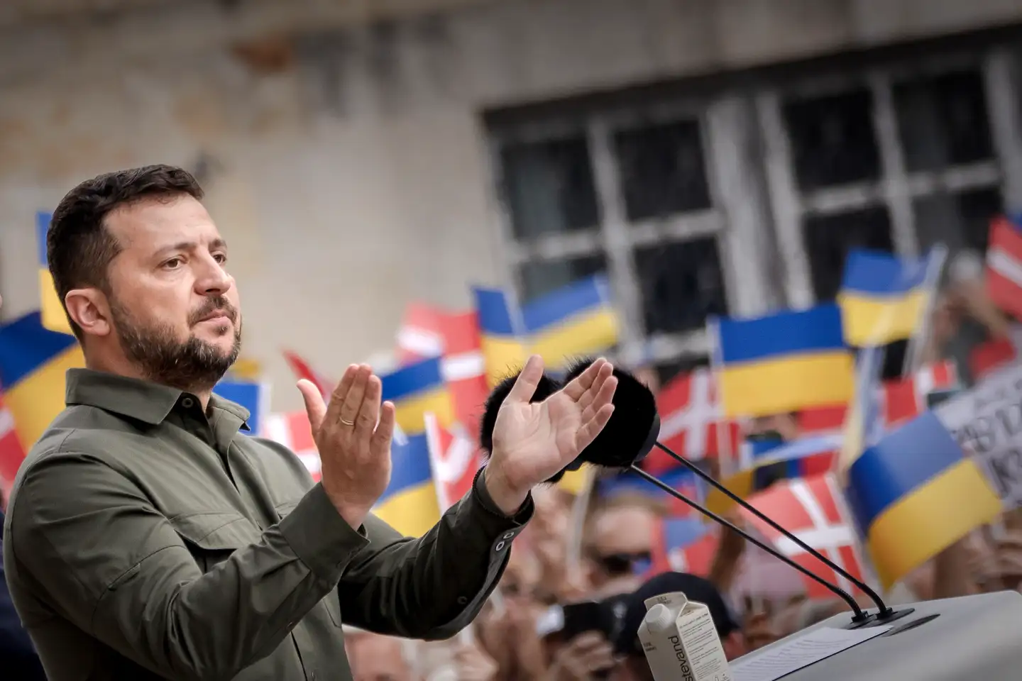 Ukraines præsident Zelenskyj er ikke den demokratiske superhelt, som vi i Vesten gerne ville have, at han skulle være, skriver Amalie Lyhne i denne leder. Her ses Zelenskyj under et tidligere besøg i Danmark.