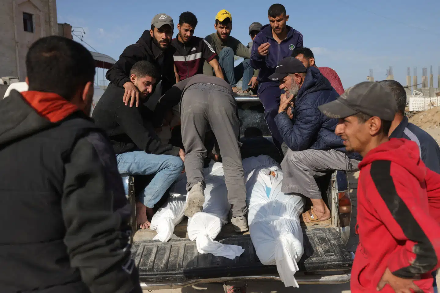 Det er en islamisk tradition at pakke afdøde ind i hvide ligklæder som på billedet, men grundet mangel i Gazastriben er man begyndt at bruge mønstrede tæpper i stedet. (Arkivfoto).