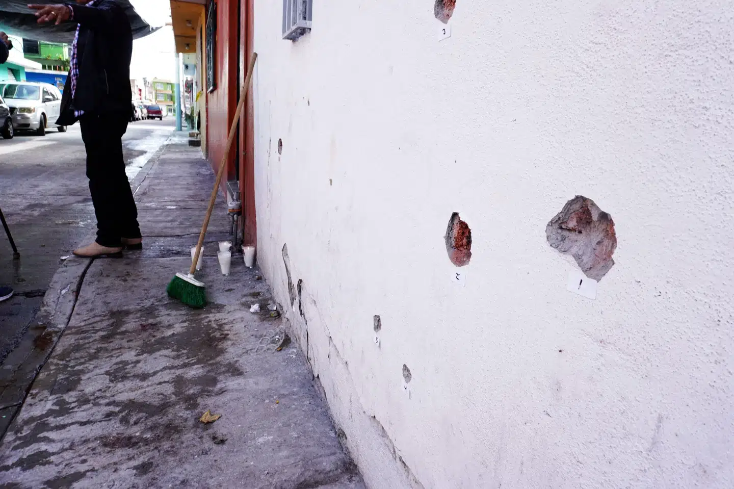 Sidste år blev der registreret 3100 drab i den mexicanske delstat Guanajuato. Her ses skudhuller efter et skyderi i juni, hvor 11 personer blev dræbt. (Arkivfoto).