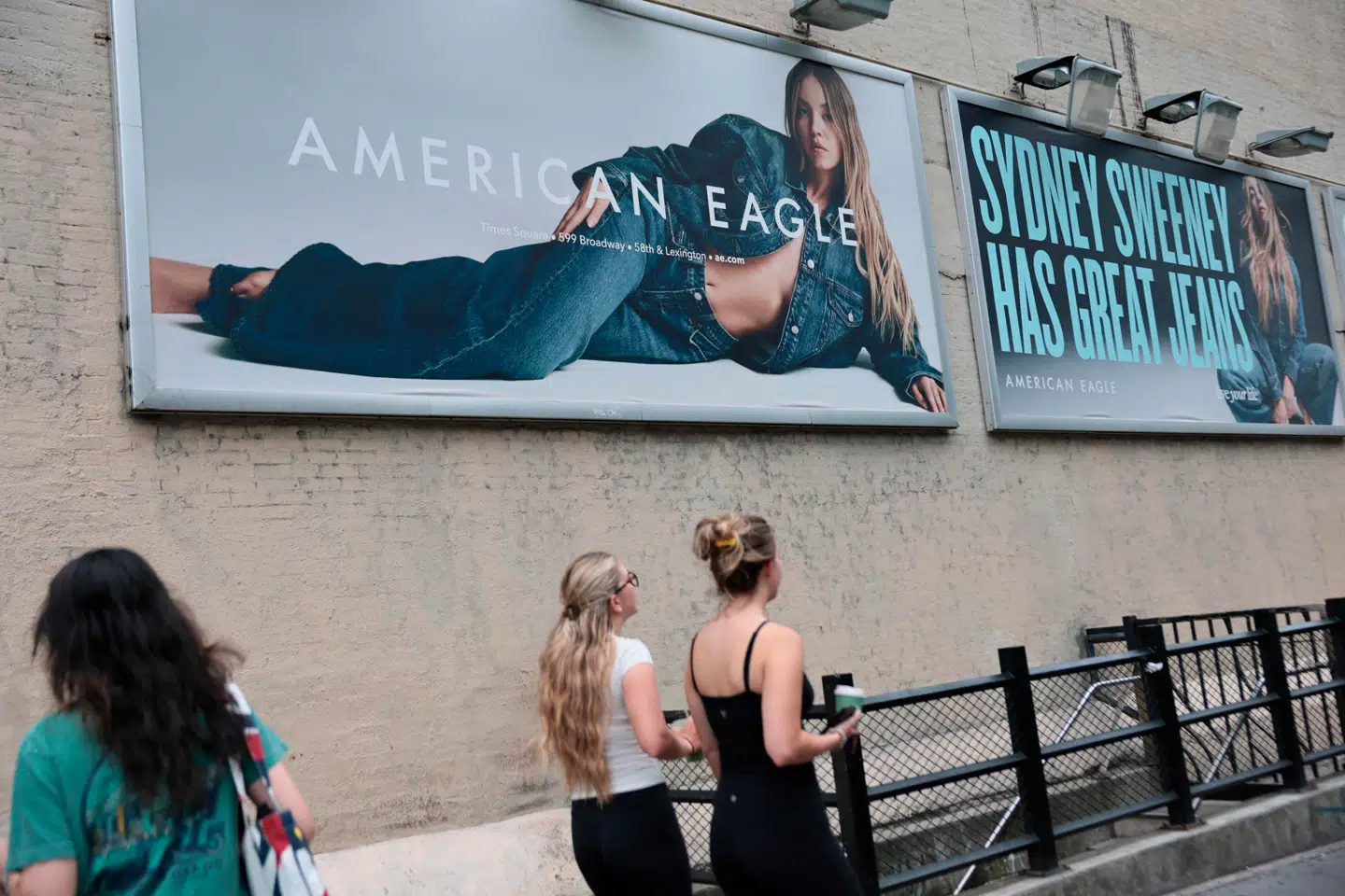 eklamer for American Eagle, der viser skuespillerinden Sydney Sweeney, har vakt debat. Kritikere mener, at kampagnen med tagline'en "great genes" og billeder af Sweeney i blå jeans henviser til retorik fra den tid, hvor eugenik-teorien var populær.