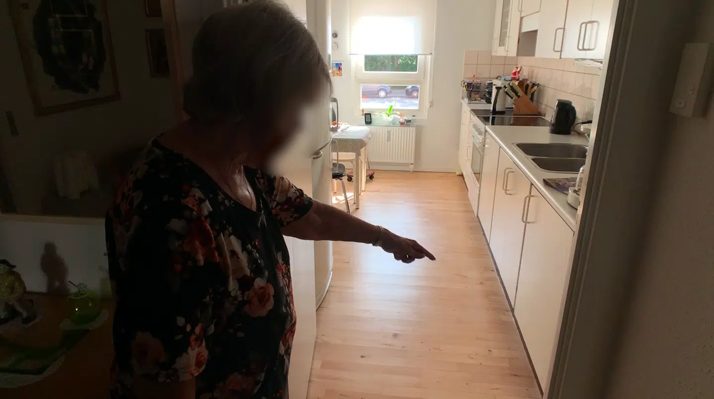 »Hun lå lige der,« siger AN og peger på det sted i køkkenet, hvor hun fandt sin veninde, der ifølge politiet blev det første offer for en seriemorder.