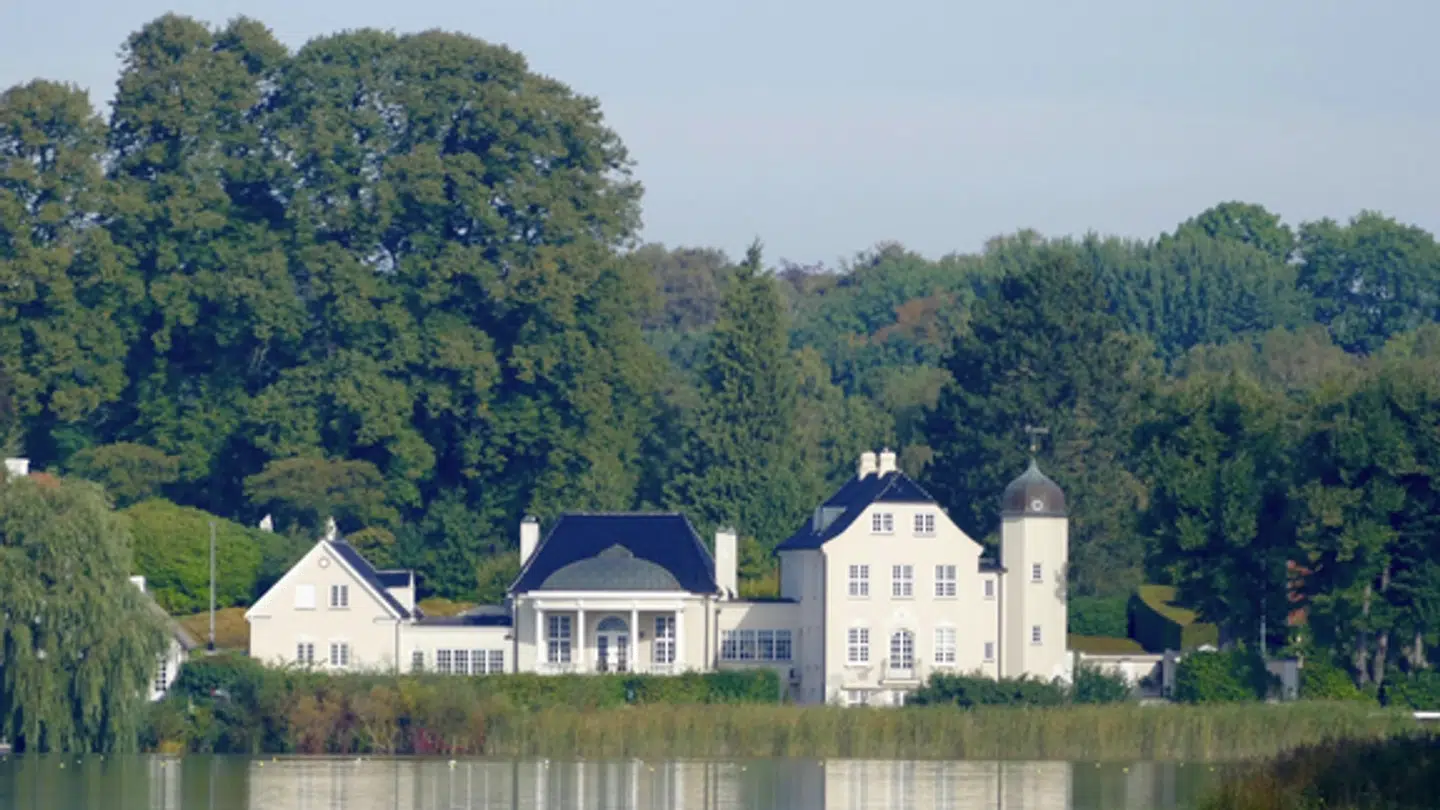 Villa Tusculum – som ligger lige ned til Bagsværd Sø – er blevet solgt.