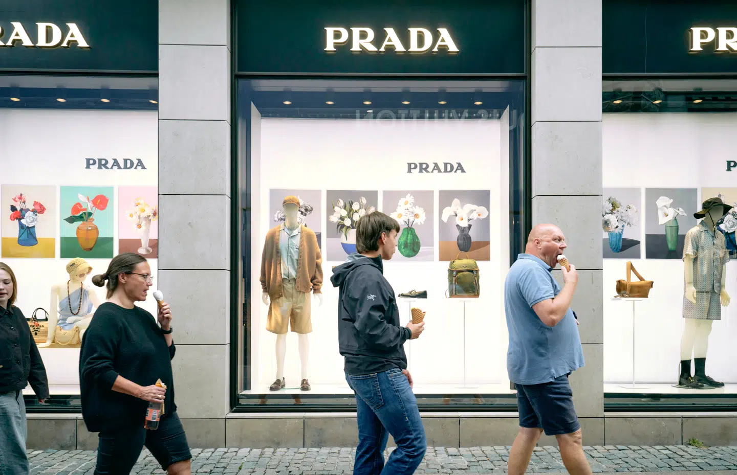 Lavere efterspørgsel fra luksusglade turister mindsker salget hos designerbrands som Prada markant.