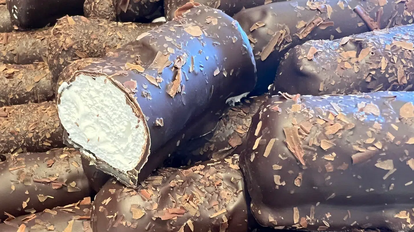 Her ses en aflang flødebolle hos Peter Beier Chokolade.
