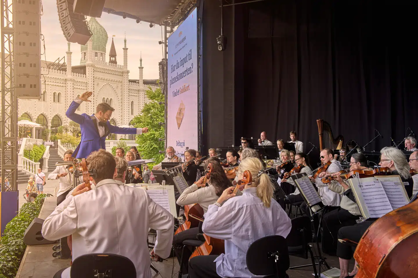 Tivoli Copenhagen Phil giver koncerter både på Plænen og i Koncertsalen under SommerKlassisk, som består af over 50 klassiske musikoplevelser, hvor af halvdelen har fri adgang for Havens gæster. Vi har også Tivolis Salonorkester, der blandt andet spiller otte torsdage til »Syng med i Tivoli« i år, skriver Frederik Weidemann. Billedet er fra SommerKlassisk på Plænen.