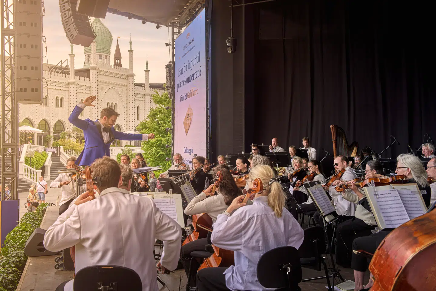 Tivoli Copenhagen Phil giver koncerter både på Plænen og i Koncertsalen under SommerKlassisk, som består af over 50 klassiske musikoplevelser, hvor af halvdelen har fri adgang for Havens gæster. Vi har også Tivolis Salonorkester, der blandt andet spiller otte torsdage til »Syng med i Tivoli« i år, skriver Frederik Weidemann. Billedet er fra SommerKlassisk på Plænen.
