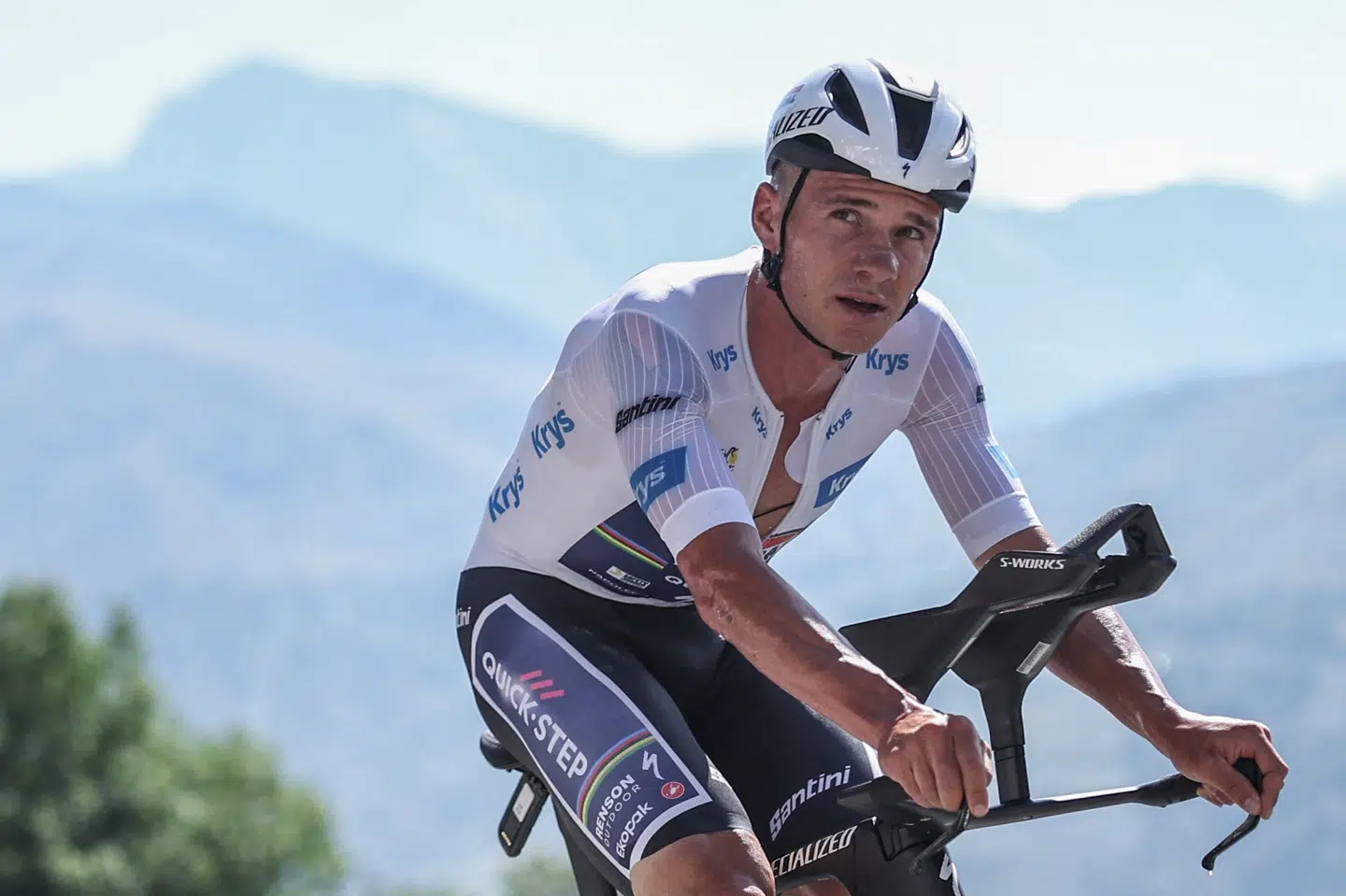 Remco Evenepoel måtte udgå af årets Tour de France i juli iklædt den hvide ungdomstrøje. Efterfølgende kom det frem, at han kørte løbet med et brækket ribben.