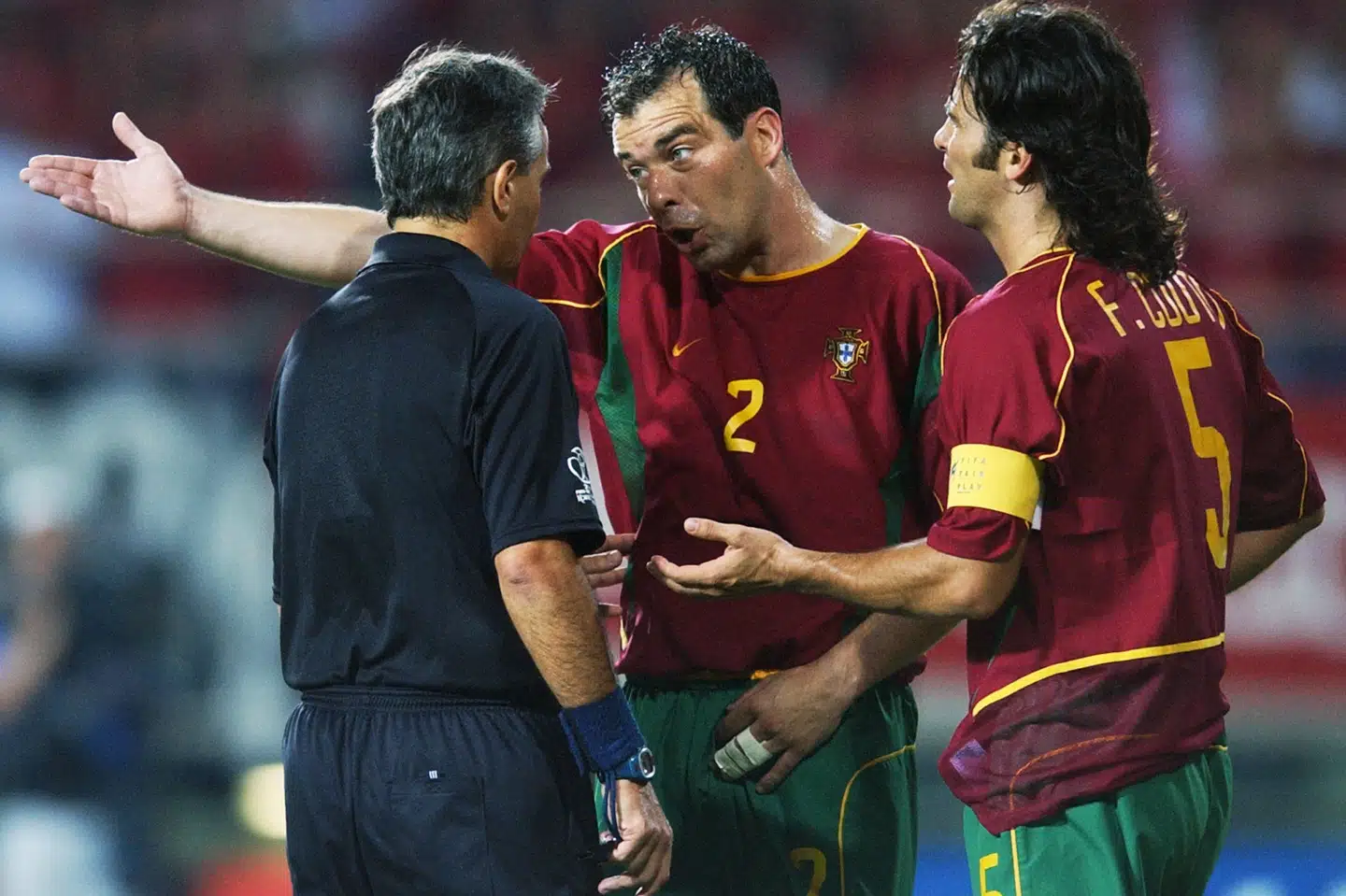 Jorge Costa (i midten) diskuterer med dommeren under en kamp ved VM i 2002. (Arkivfoto).