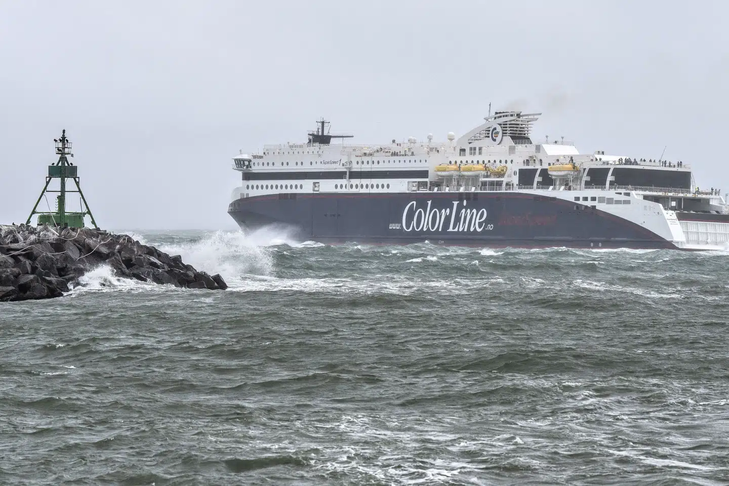 Tirsdag måtte Color Line aflyse otte afgange mellem Danmark og Norge på grund af vejret, og det samme gælder afgange onsdag formiddag. (Arkivfoto).