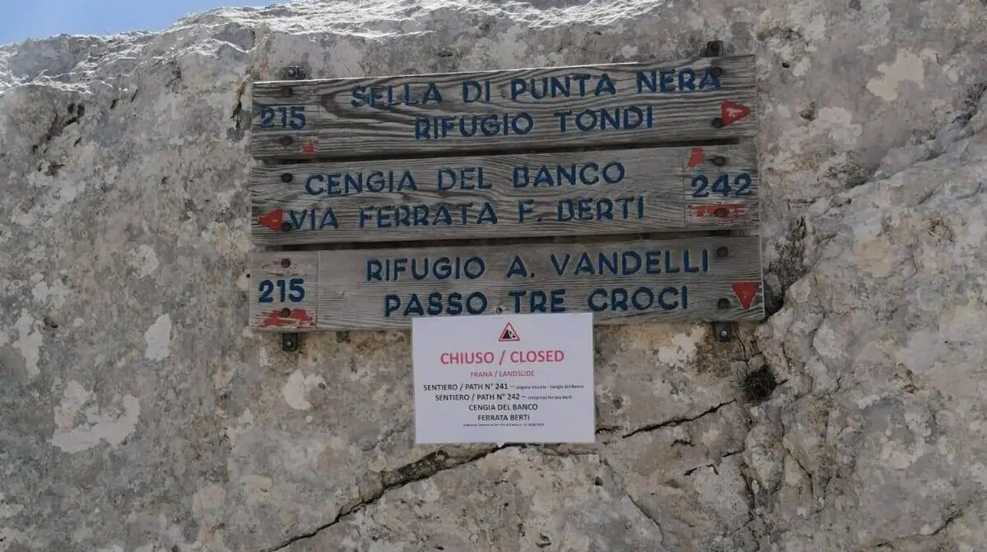 Den engelske turist valgte ikke at tage sig af skilte som dette, der fortalte, at Ferrata Berti-stigningen er lukket.