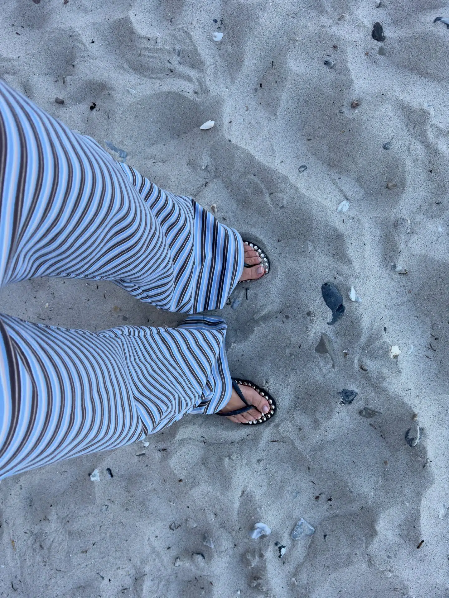 Danske Amanda Bugge har her sat tegnestifter i et par sorte Havaianas-klipklapper.