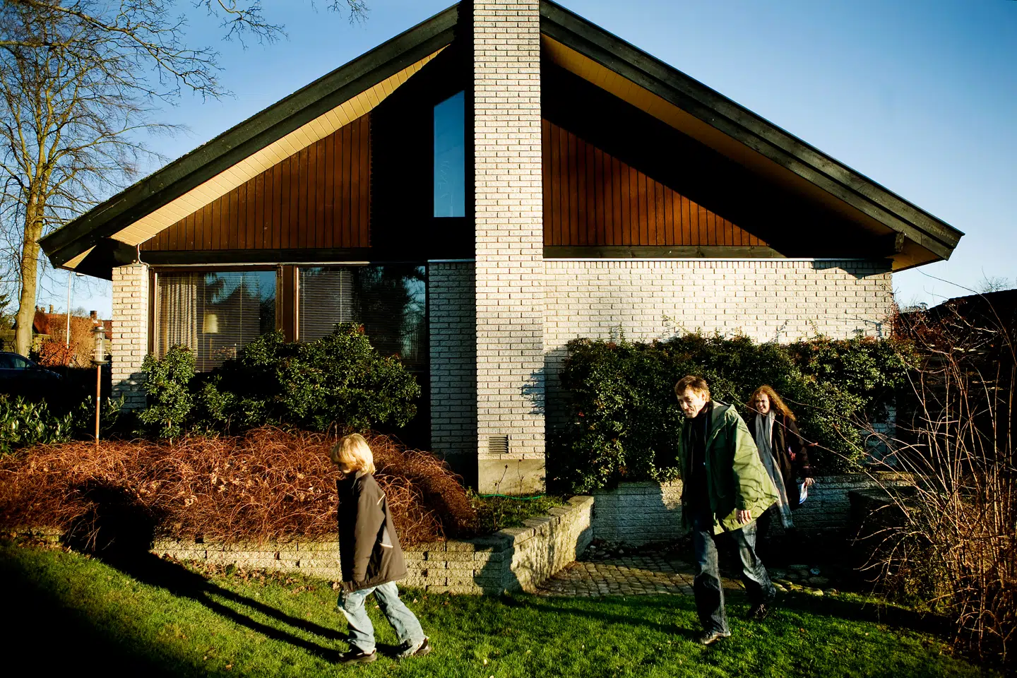 Lige nu er der flere og flere boliger, der sælges til overpriser, samtidig med at købere stadig kan forhandle sig til solide afslag på andre boliger.