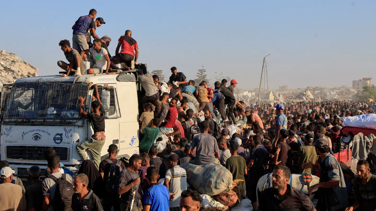 Palæstinensere plyndrer en lastbil med nødhjælp i Khan Younis, Gaza. 4 august 2025.
