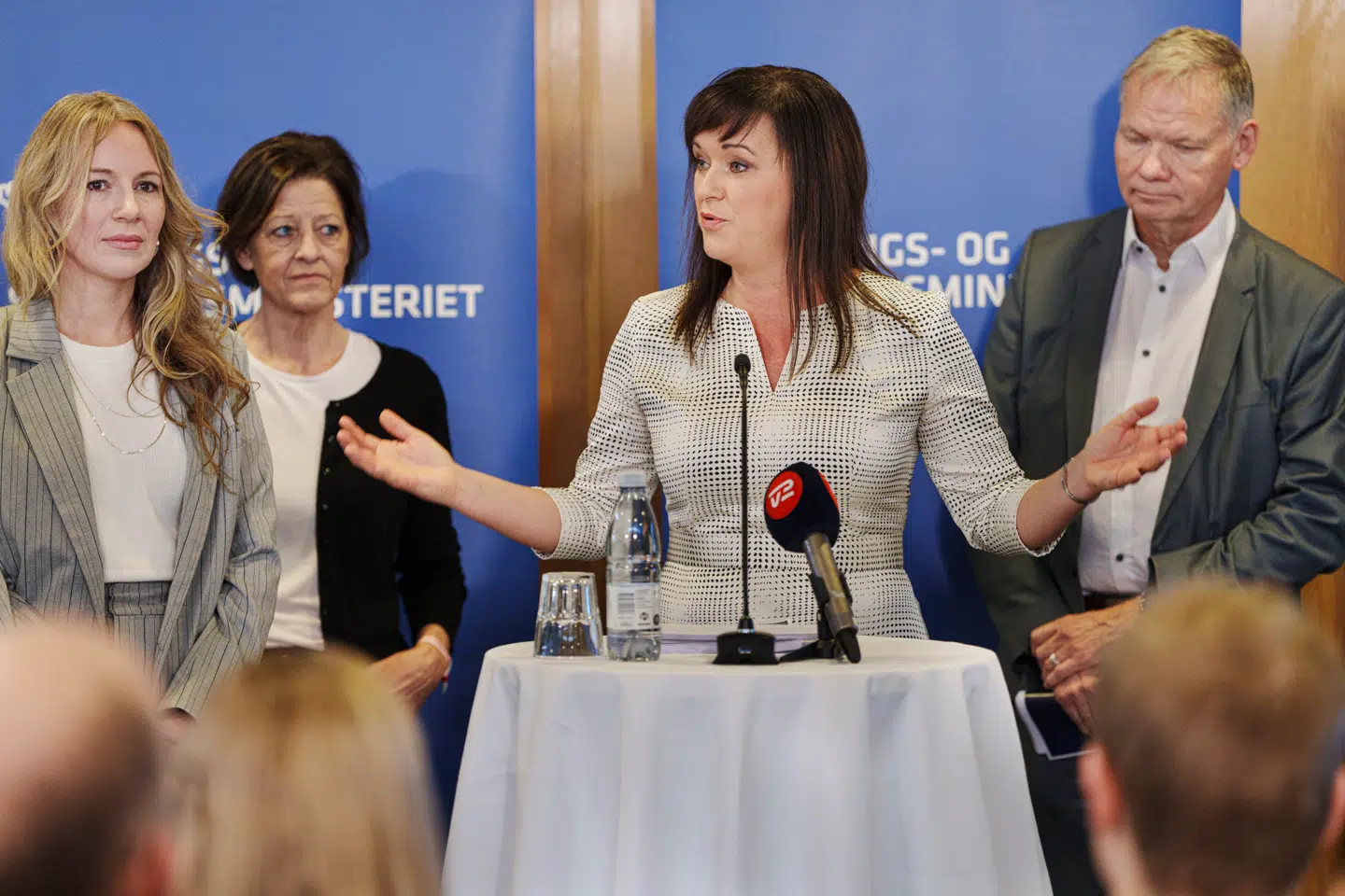 »Vi praktiserende læger er ikke ofre. Vi har et godt og meningsfuldt arbejde. Men hvorfor vil I ødelægge det, der virker?« skriver læge Camilla Bianca. På billedet ses indenrigs- og sundhedsminister Sophie Løhde (V) foran sundhedsordførerne Lea Wermelin (S), Kirsten Normann Andersen (SF) og Jens Henrik Thulesen Dahl (DD) i forbindelse med præsentationen af sundhedsreformen i november sidste år.