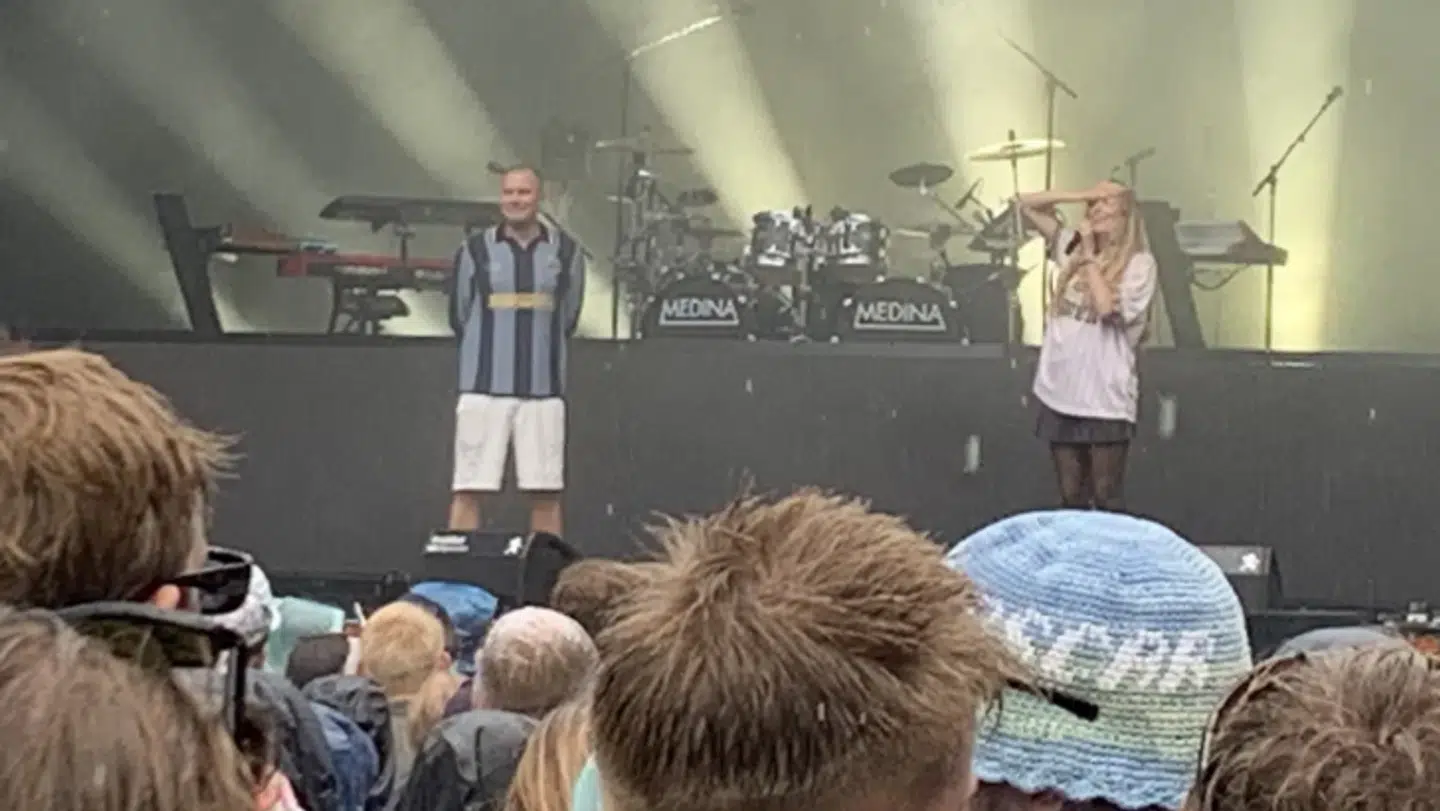 Pelle Peter Jencel annoncerer sin makkers karrierestop på hovedscenen Bøgescenen onsdag på Smukfest i Saknderborg. Foto: Kristian Dam Nygaard