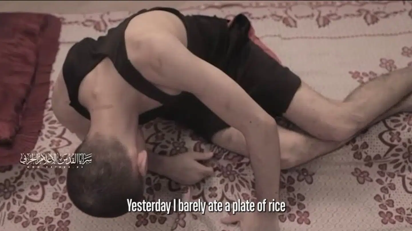 Rom Braslavski, 21, i en propagandavideo fra Islamisk Jihad. Rom blev kidnappet fra Nova-musikfestivalen den 7. oktober 2023.