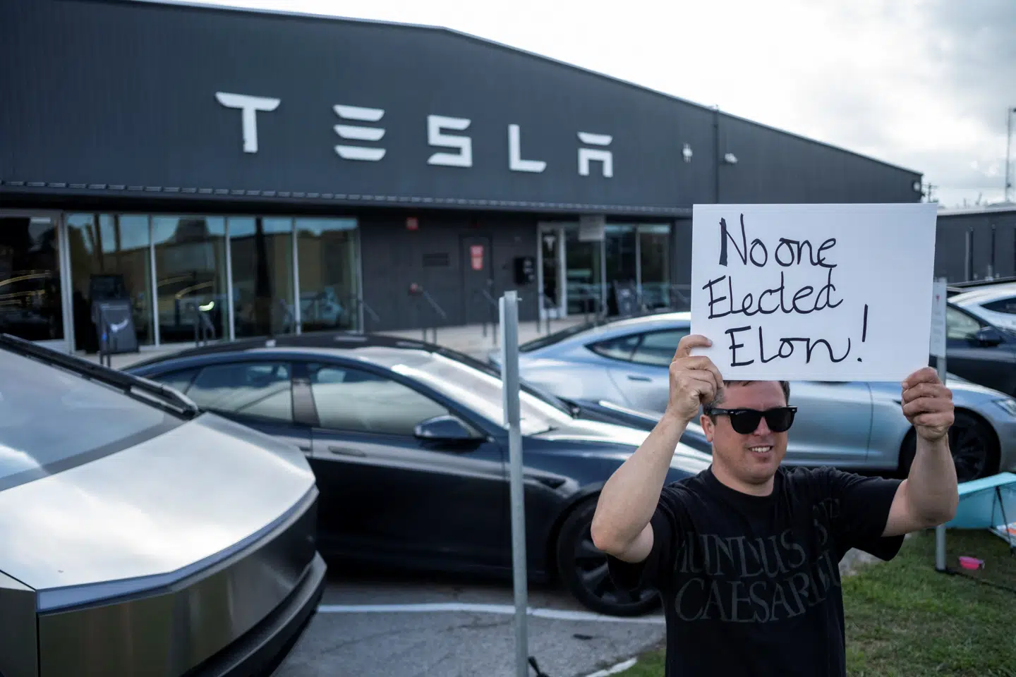 Efterspørgslen på Tesla-biler er faldet markant i år, og virksomheden taber markedsandele trods lanceringen af den nye Model Y. Det faldende salg er blandt andet en reaktion på Elon Musks politiske ståsted.