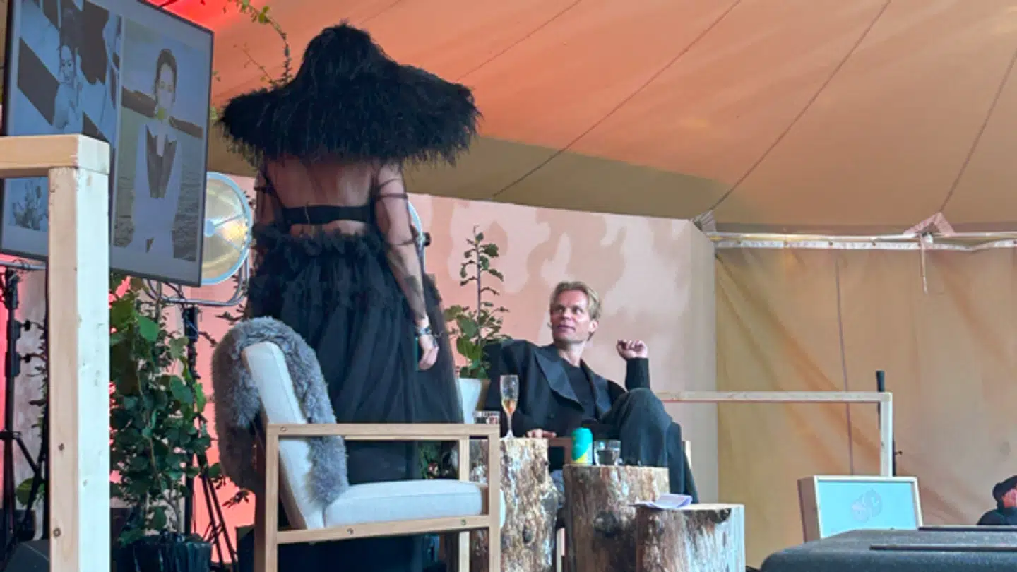 Søren le Schmidt fortalte onsdag eftermiddag på Udsigten på Smukfest om sit arbejde som tøjdesigner for de kendte og kongelige. Foto: Thilde Rosenlund Ovens.