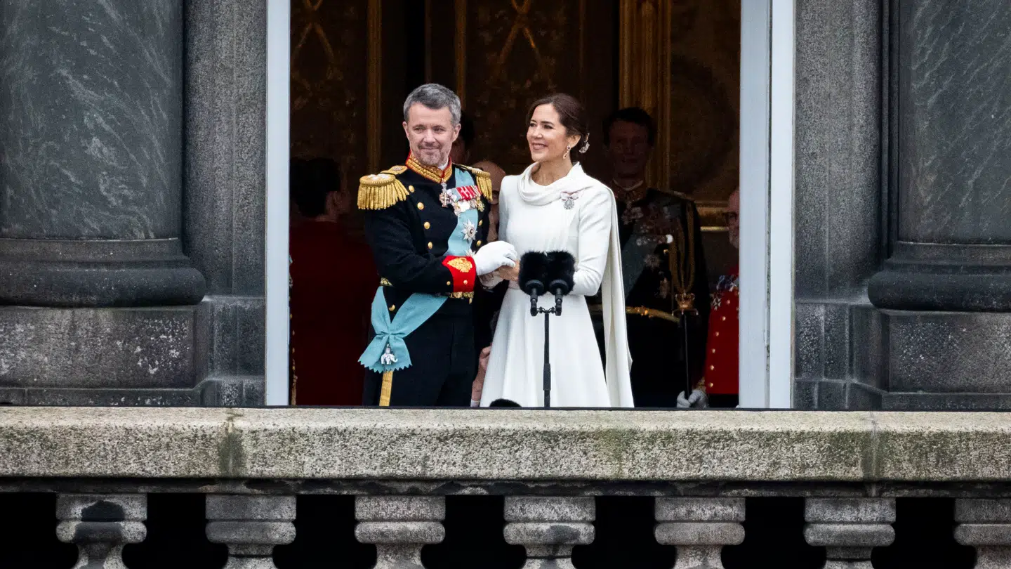 Her ses kjolen, som Søren Le Schmidt designede til Dronning Mary til indsættelsesceremonien i januar 2024.