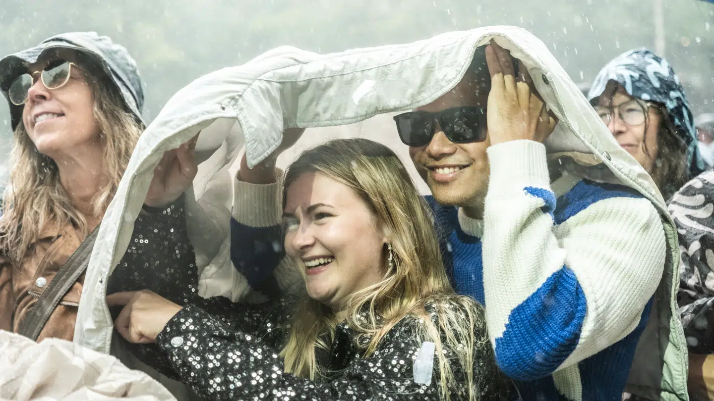Publikum trodsede regnen til Medinas koncert onsdag på Bøgescenen under årets Smukfest.