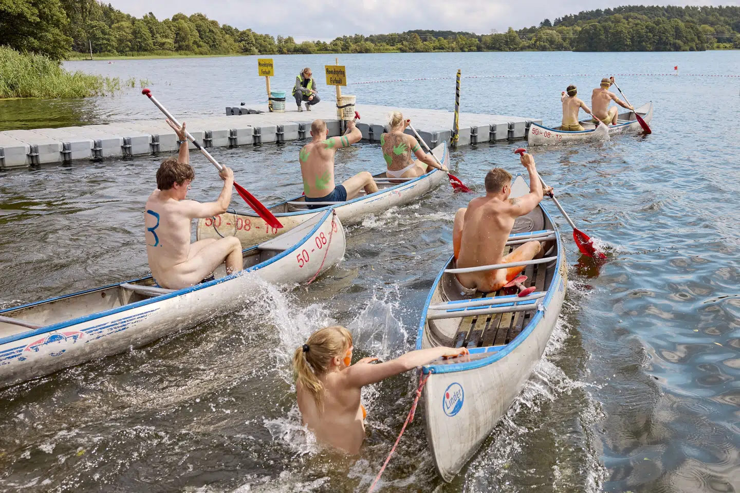 Der var kamp til stregen, da festivalgæster sidste år på Smukfest deltog i nøgenræset, der foregår i en kano. I år er det afskaffet. (Arkivfoto).